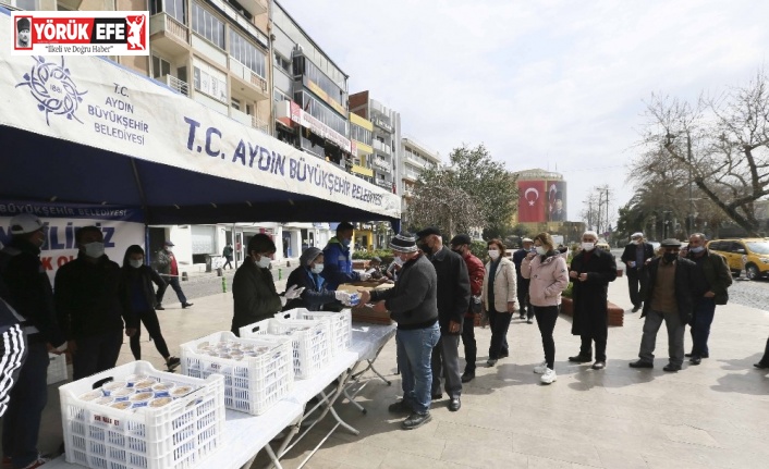 Aydın Büyükşehir Belediyesi Miraç Kandili dolayısıyla vatandaşlara helva dağıttı