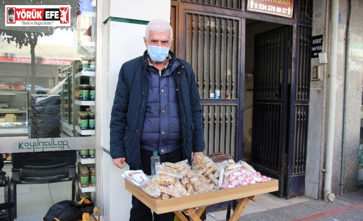 Bir metre karelik tezgah ile 4 çocuk yetiştirdi