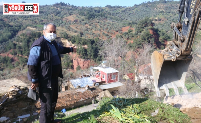 Efeler Belediyesi düşme tehlikesi bulunan kayayı yerinden kaldırdı