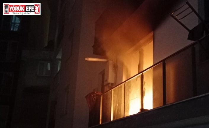 İtfaiye ekipleri kapıyı kırdı, alevlere müdahale etti