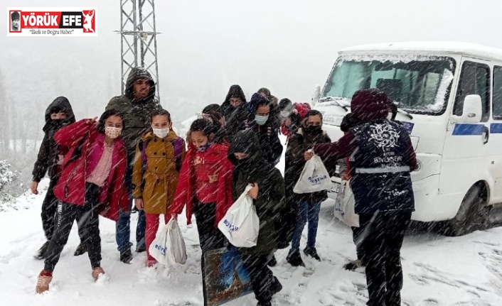 Karda mahsur kalan öğrencilerin yardımına Büyükşehir ekipleri yetişti