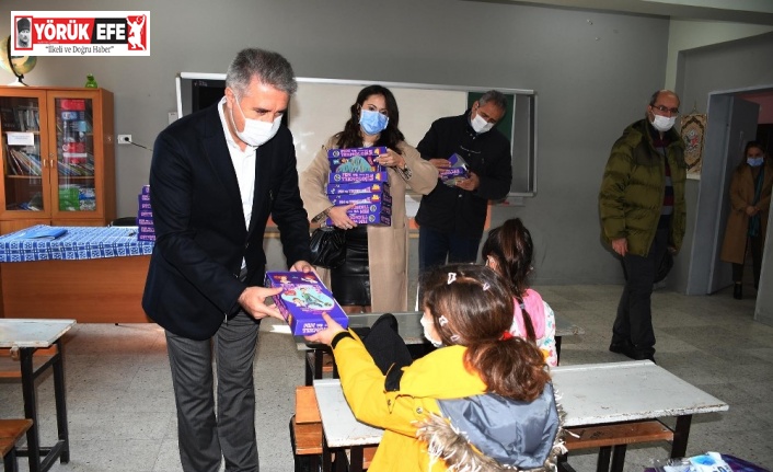 Kuşadası Belediyesi’nden 2 bin 200 öğrenciye Eğitime Destek Seti