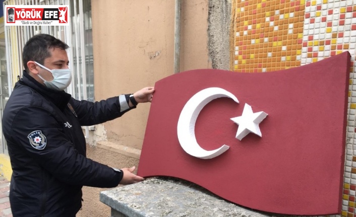 Polisler Türk Bayrağı’nı yerde bırakmadı