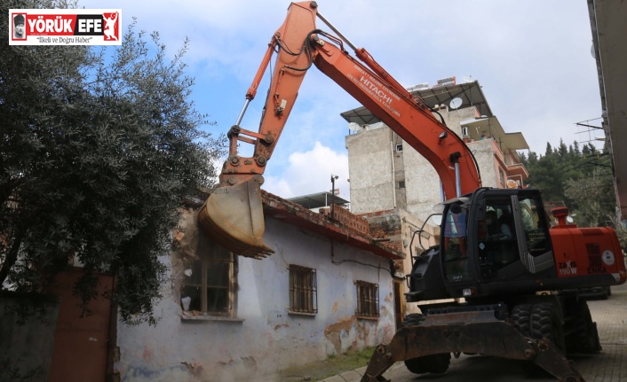 Tehlike saçan metruk bina Efeler Belediyesi tarafından yıkıldı