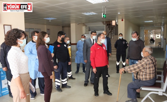 Aşıdan korkan yaşlı adamı, İl Sağlık Müdürü ikna etti