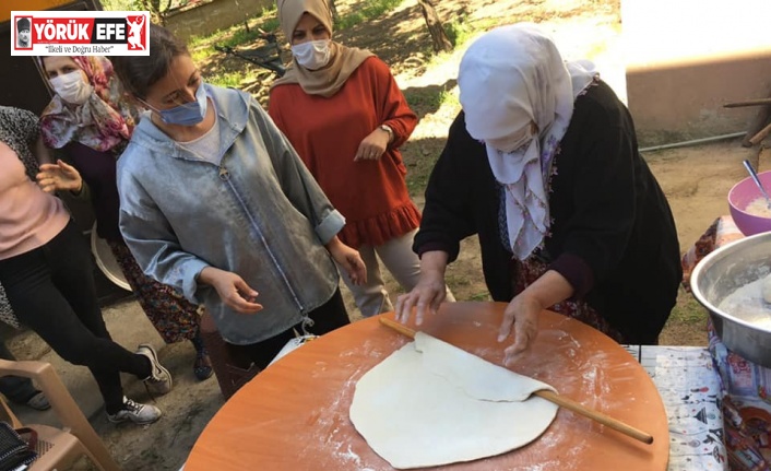 Başkan Göğde Koçarlı’da ‘Arnavut Böreği’ yapmasını öğrendi