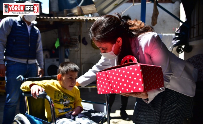 Başkan Kaya, yürüme güçlüğü çeken Rüya’yı sevindirdi