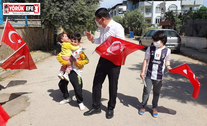 Başkan Özcan, çocuklara Nutuk ve bayrak hediye etti