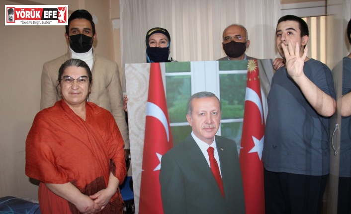 Cumhurbaşkanı Erdoğan hayranı otizmli gence Erdoğan portresi hediye edildi