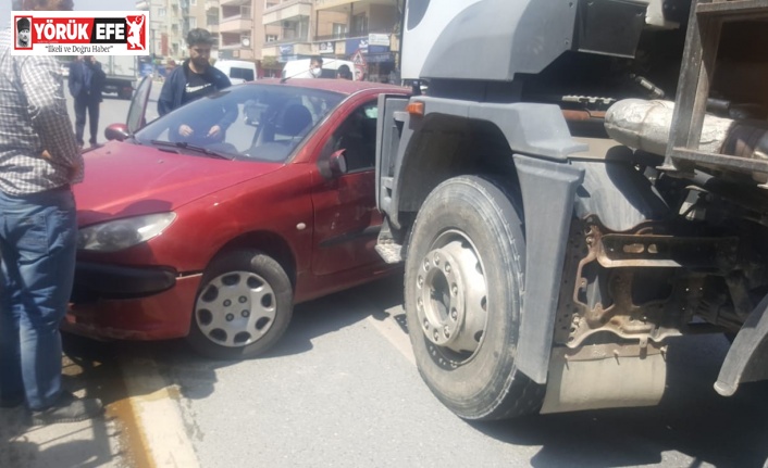 Kamyon önüne kattığı otomobili sürükledi