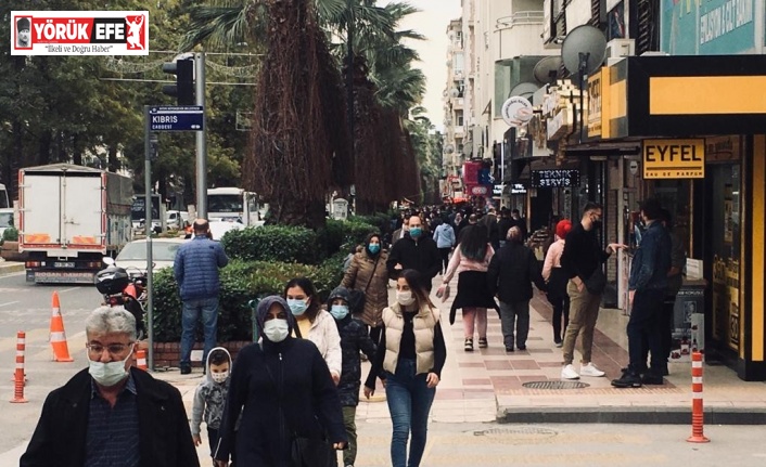Kırmızıya dönen Aydın’da, sokaklardaki kalabalık dikkat çekiyor