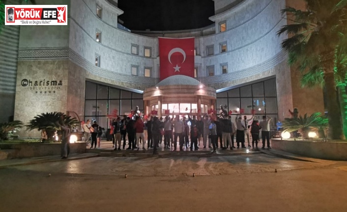Kuşadası’nda vatandaşlar İstiklal Marşı’nı balkondan okudu