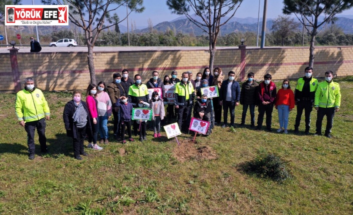 Özel çocuklardan polislere fidan sürprizi