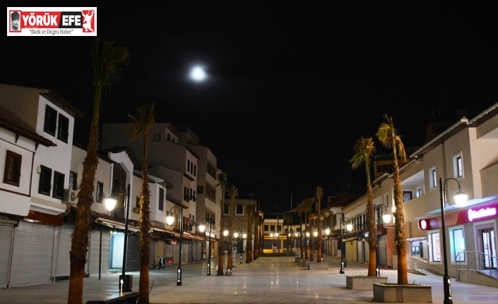 Yenilenen Kuşadası çarşılarına çevre dostu aydınlatma