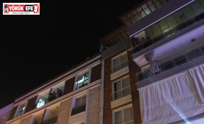 4 katlı binanın çatısına çıkan şahıs ekipleri seferber etti