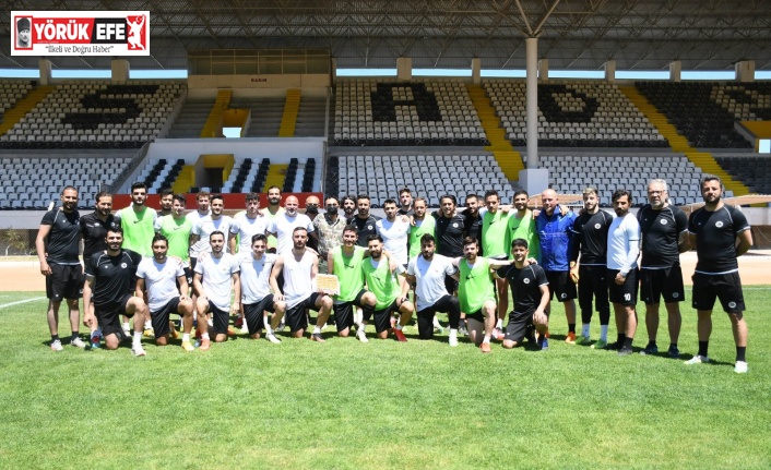 Başkan Vekili Özer’den Kuşadası Gençlik Spor’a baklava dopingi