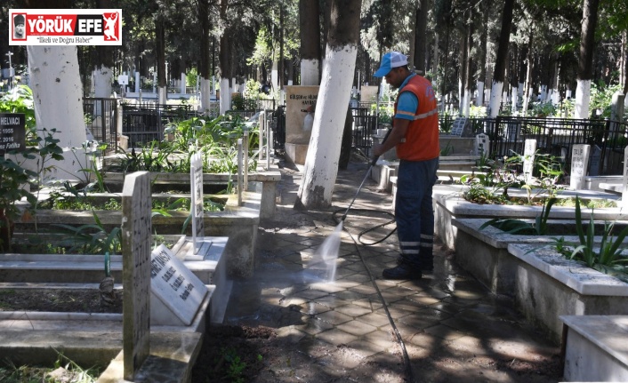 Kuşadası Belediyesi mezarlıkları çiçeklerle donattı