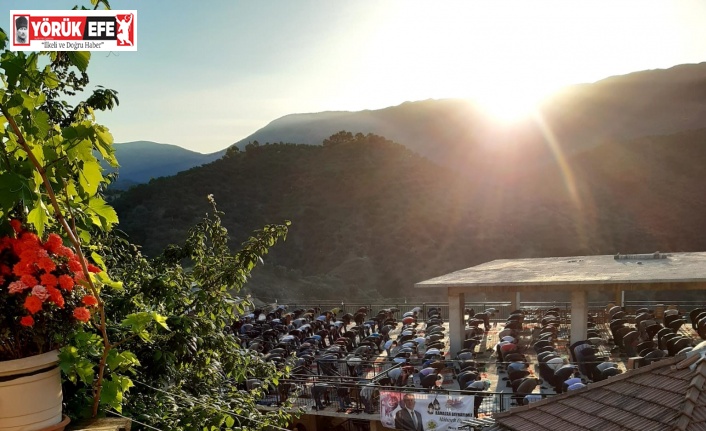 Tarihi köyde bayram namazı açık alanda kılındı