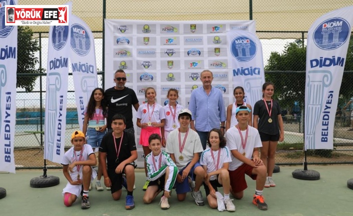 Tenisçiler ödüllerini Atabay’ın elinden aldı
