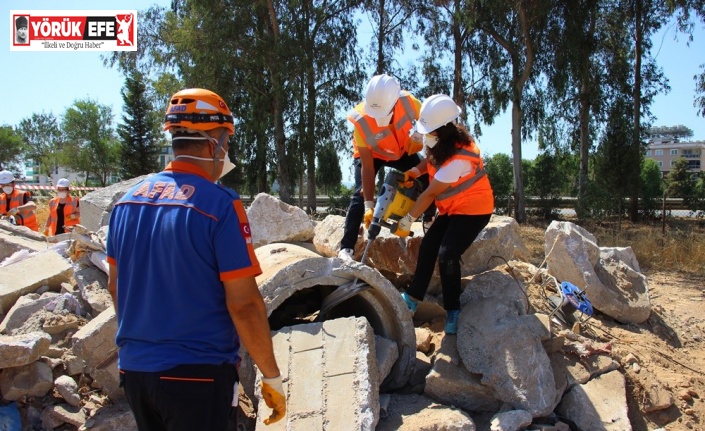 AFAD gönüllüleri aldıkları eğitimlerle uzmanlaşıyorlar