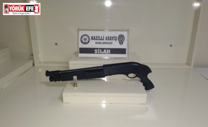 Arabadan etrafa tüfek gösterdiler, yakalandılar