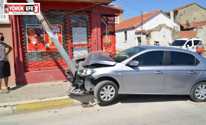 Aydınlatma direğine çarpan sürücü yaralandı