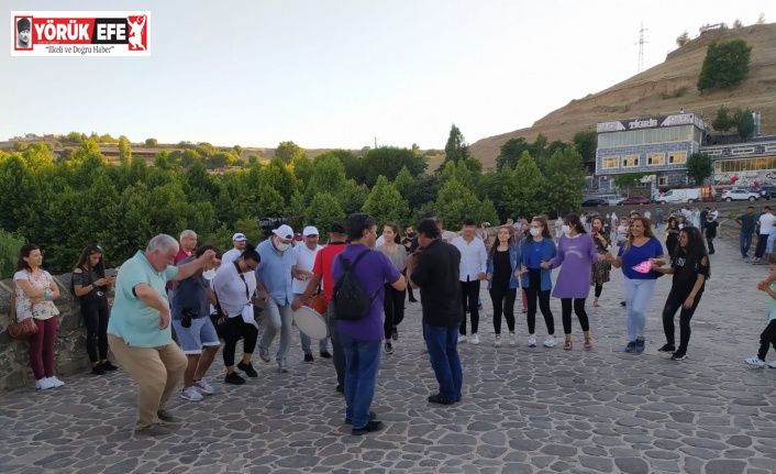 Bin yıllık köprüde tarihi halay