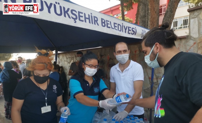 Büyükşehir Belediyesi YKS sınavına giren öğrencilerin yanında