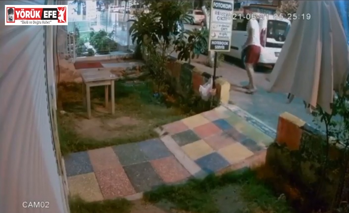 Masanın üstündeki kül tablasını çaldı