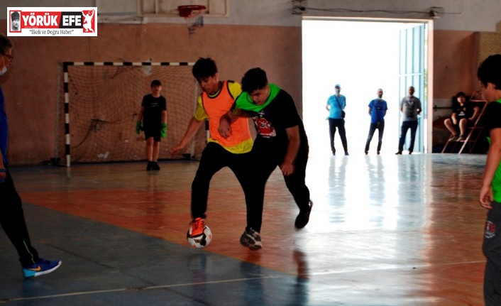 Öğrenciler futbol turnuvasında ter döküyor