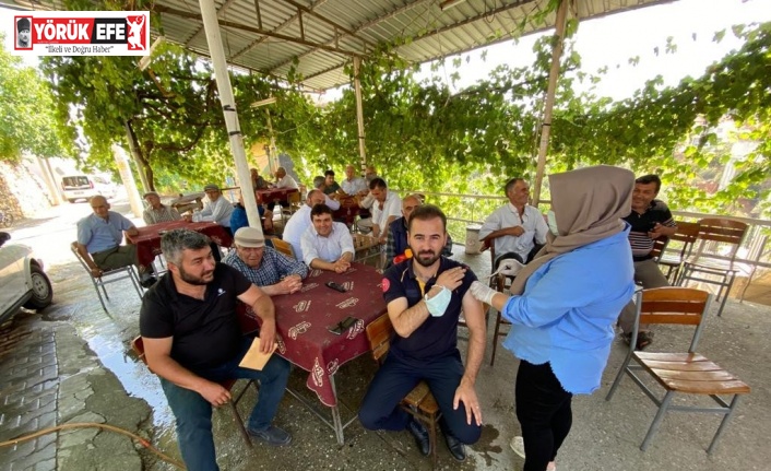 Çekinen vatandaşları ikna edebilmek için ilk aşıyı kendi oldu