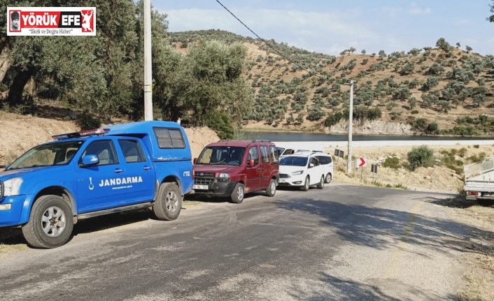 Çocuklarının gözü önünde gölete atladı