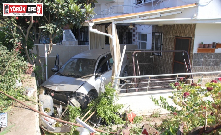 Didim’de otomobil evin bahçesine uçtu