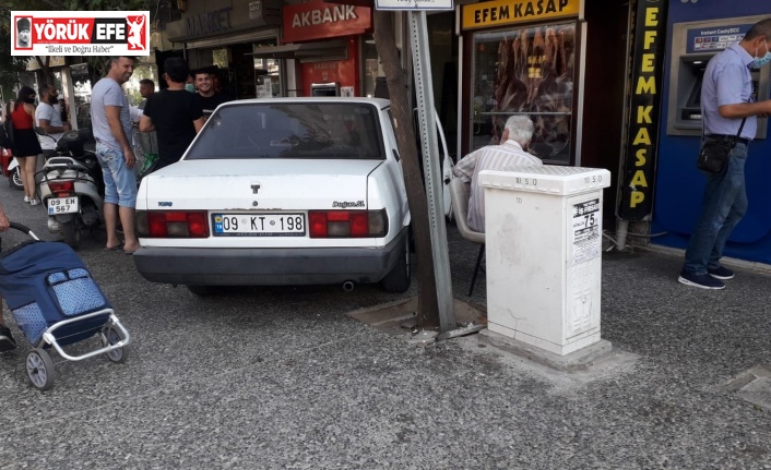 Direksiyon hakimiyetini kaybedince kaldırıma çıktı