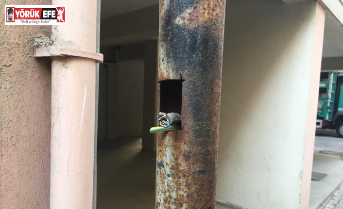 İnşaat şantiyelerinden kalan elektrik direkleri tehlike saçıyor