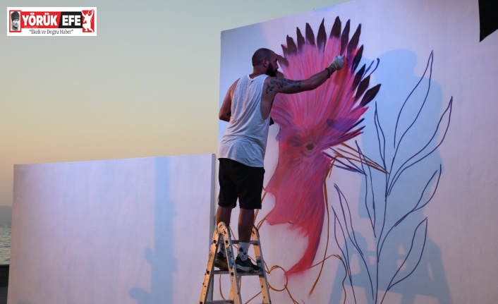 Kuşadası’nda duvarlar sanatla renkleniyor