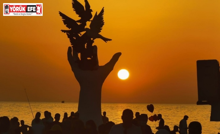 Kuşadası’nda gün batımı izleyenleri mest etti