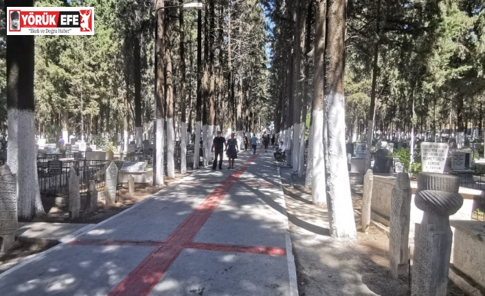 Kuşadası’nda mezarlıklar ziyaretçi akınına uğradı