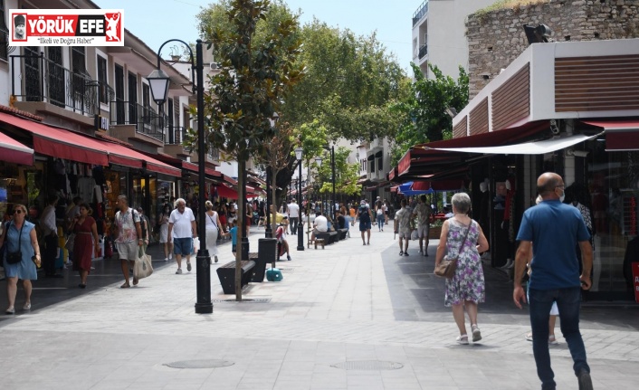 Kuşadası’nın yenilenen çarşılarına turistler ilgi gösteriyor