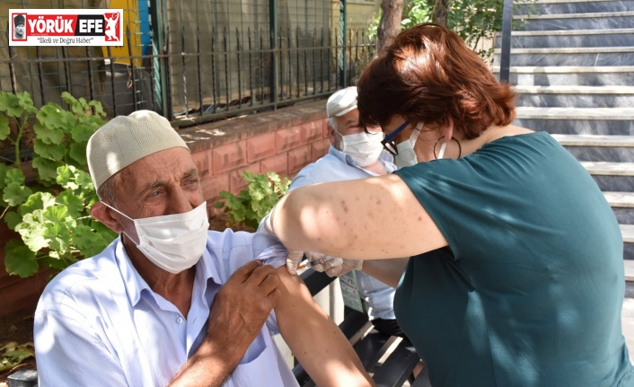 Muhtar ikna edince, Kovid-19 aşıları yapıldı