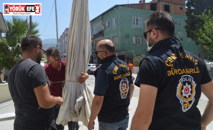 Polis şemsiyeyi buldu, karpuzcu mutlu oldu