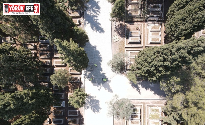 Şehitlik yolu bayrama hazır