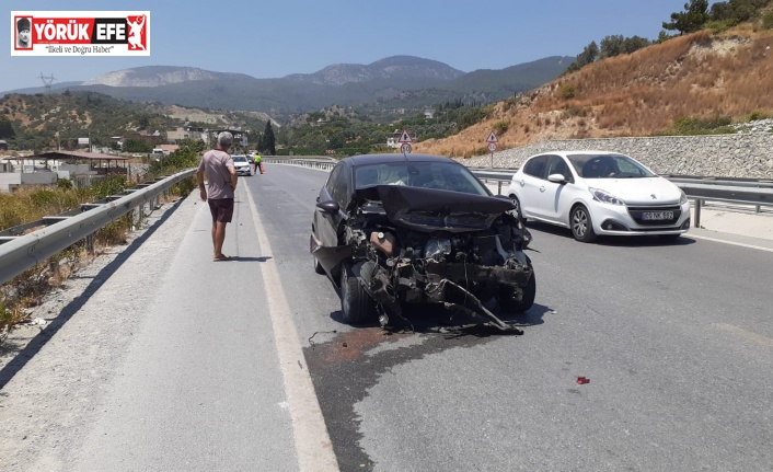 Söke’deki kazada otomobil bariyerlere çarptı