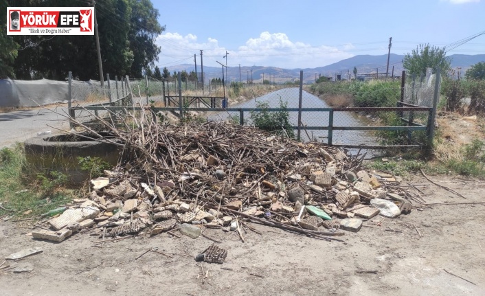 Sulama kanalındaki çöpler çıkarıldı, yol kenarına bırakıldı