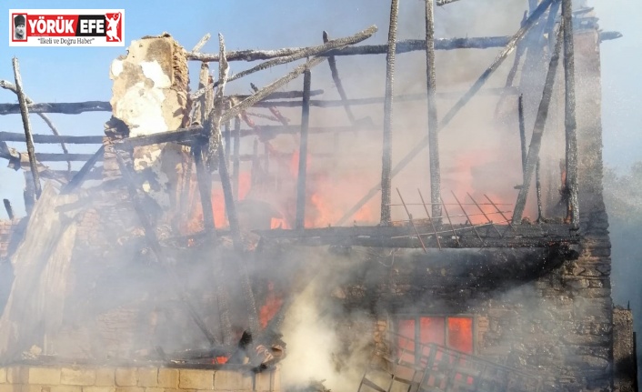 Alevler ahşap binayı küle çevirdi