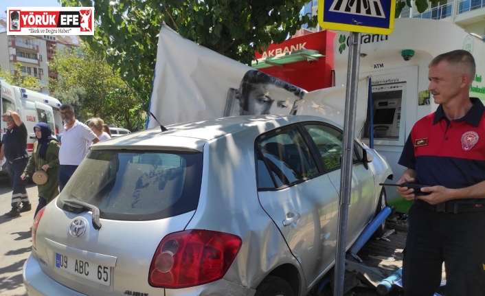 ATM’den para çeken vatandaşa otomobil çarptı