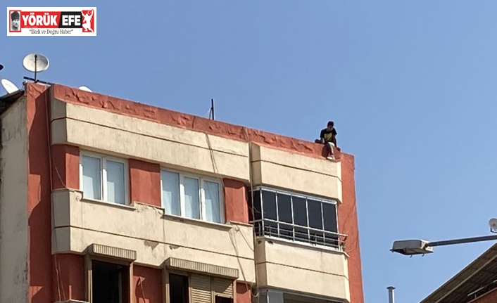 Çatıya çıkıp bağırmaya başladı, görevliler dışında kimse aldırış etmedi