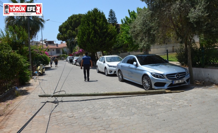 Didim’de fırtına telefon direklerini devirdi