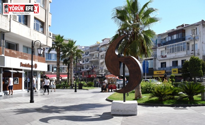 “Güneşe Giden Yol" isimli heykel sergileniyor