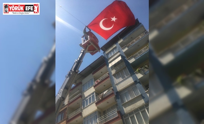Kopmak üzere olan bayrak, yenisi ile değiştirildi